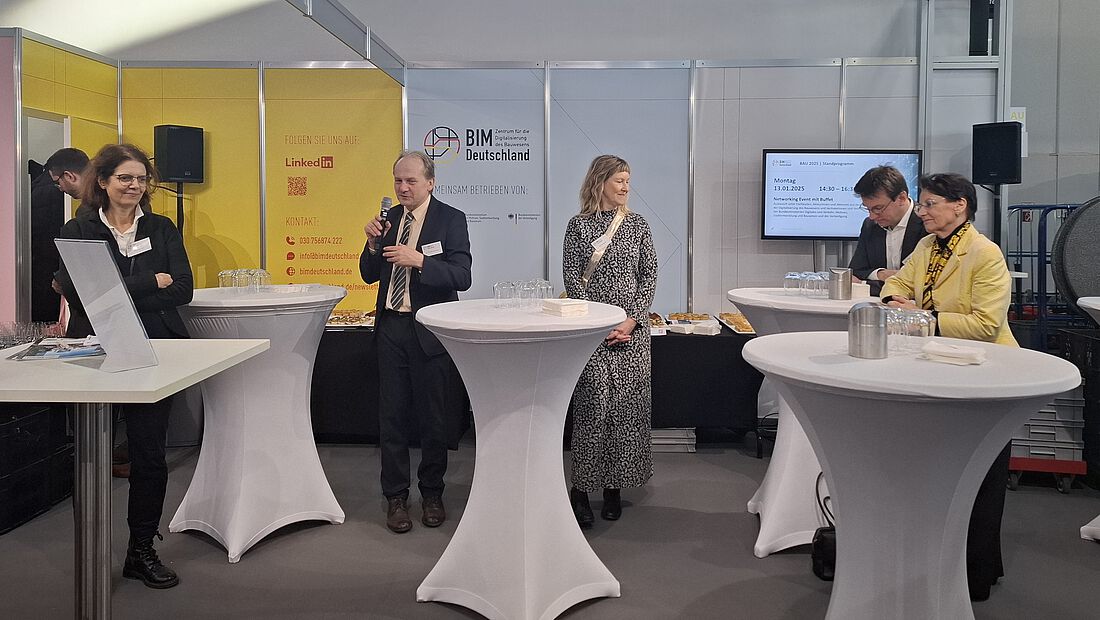 Elke-Maria Bettzüge (BMWSB), Dr. Christian Schlosser (BMDV), Michaela Sieber (BMVg) eröffneten gemeinsam das Networking-Event am Stand von BIM Deutschland.